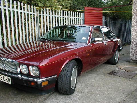 This is a piture of my H reg 1991 XJ6 3.2 Jaguar.
Its had 1 previous owner full service history and ownly 60000
miles on the clock.