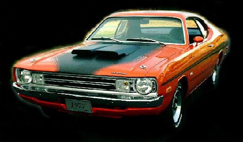 es un dodge demon 340, color naranja. En el capo tine su scoop adecuado. De 0-60 en tan solo 6.7 seg. En 1/4 de milla 14,5 seg. Es un exelente carro. Mas no se puede pedir.